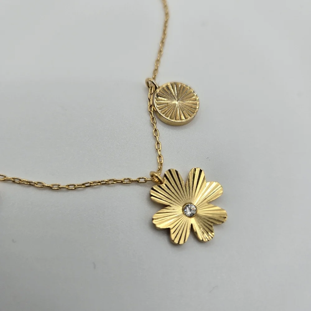 Madewell Gold Clover Coin Delicate Charm Necklace Everyday Minimalist Formal NWT - Picture 5 of 9
